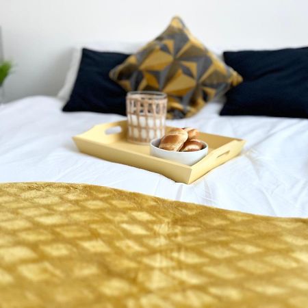 Cosy Trio: Flexible Stay Near Mall with Parking London Exterior photo