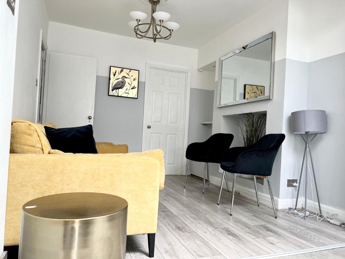 Cosy Trio: Flexible Stay Near Mall with Parking London Exterior photo