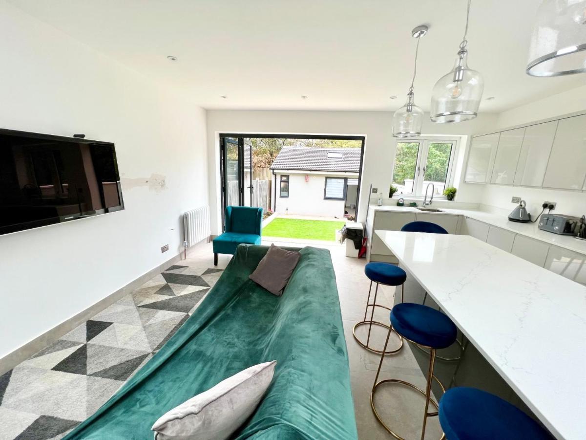 Cosy Trio: Flexible Stay Near Mall with Parking London Exterior photo