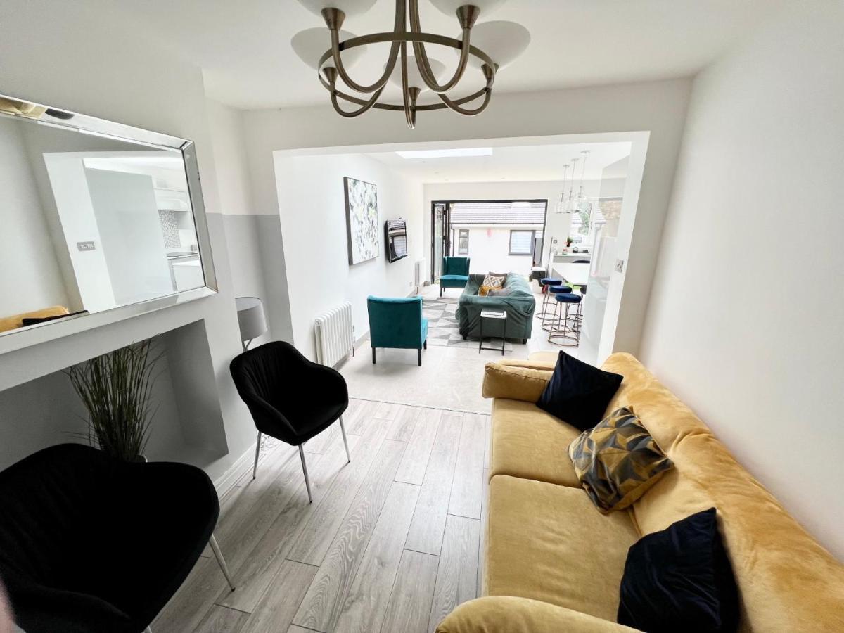 Cosy Trio: Flexible Stay Near Mall with Parking London Exterior photo