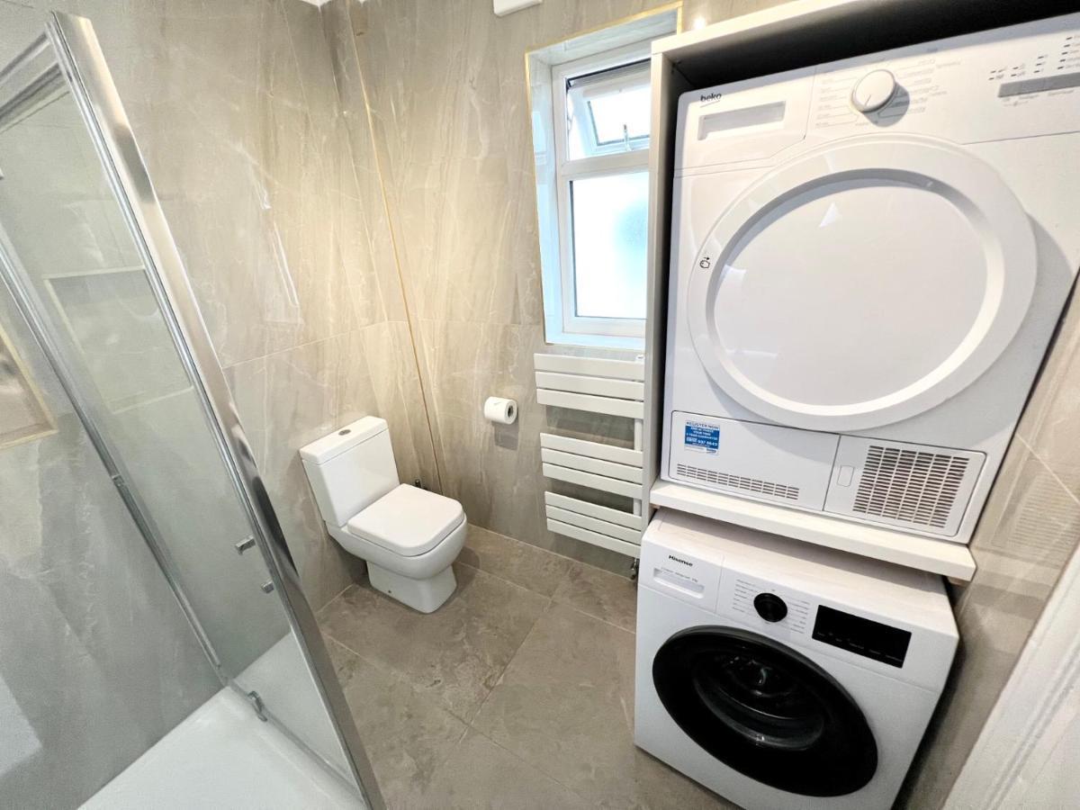 Cosy Trio: Flexible Stay Near Mall with Parking London Exterior photo