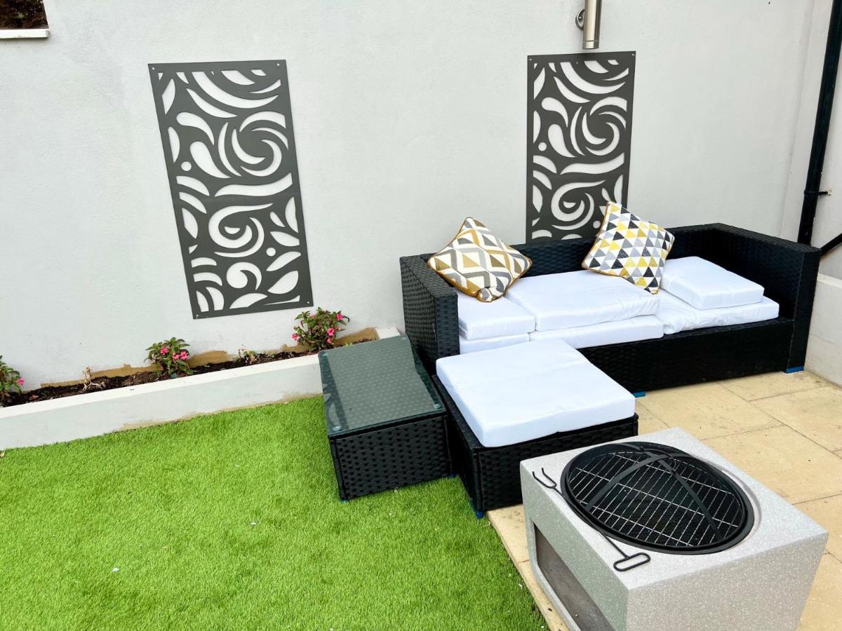 Cosy Trio: Flexible Stay Near Mall with Parking London Exterior photo