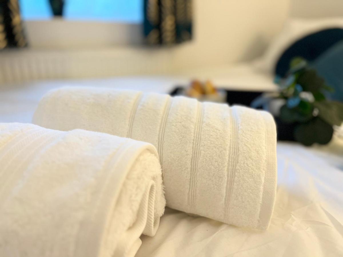 Cosy Trio: Flexible Stay Near Mall with Parking London Exterior photo