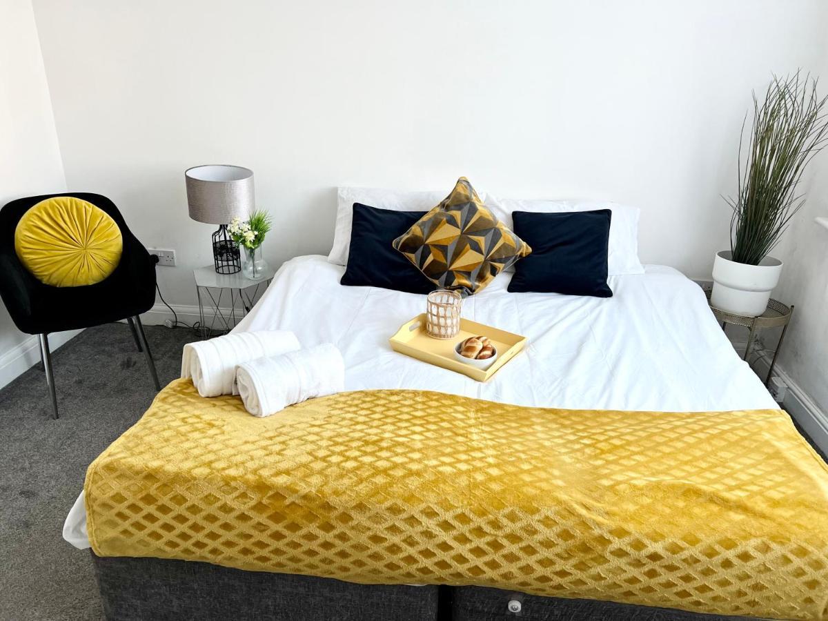 Cosy Trio: Flexible Stay Near Mall with Parking London Exterior photo