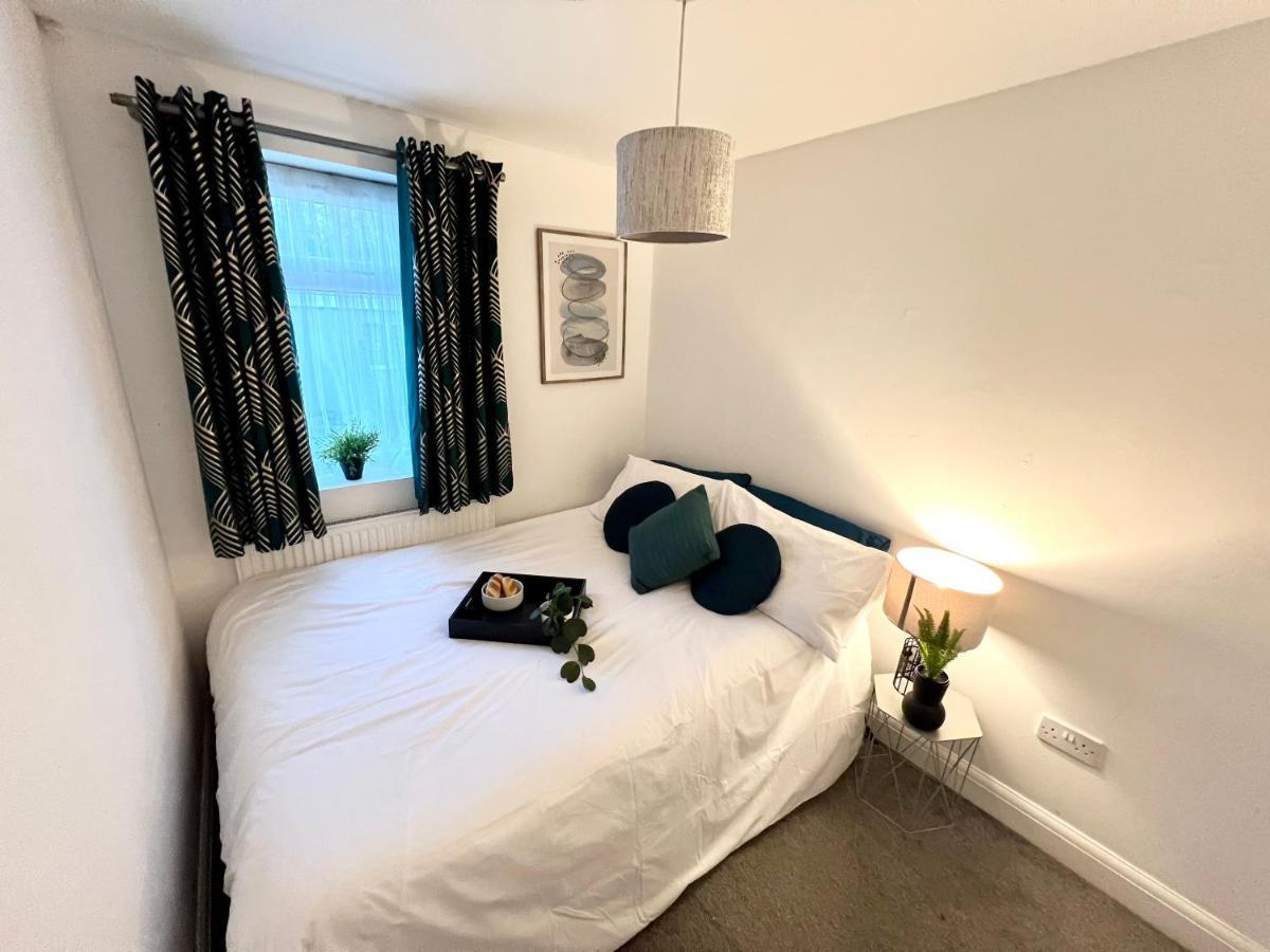 Cosy Trio: Flexible Stay Near Mall with Parking London Exterior photo