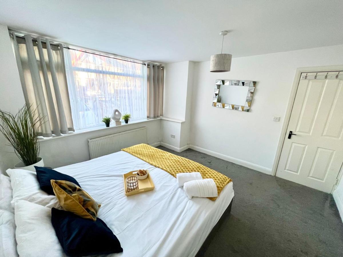 Cosy Trio: Flexible Stay Near Mall with Parking London Exterior photo