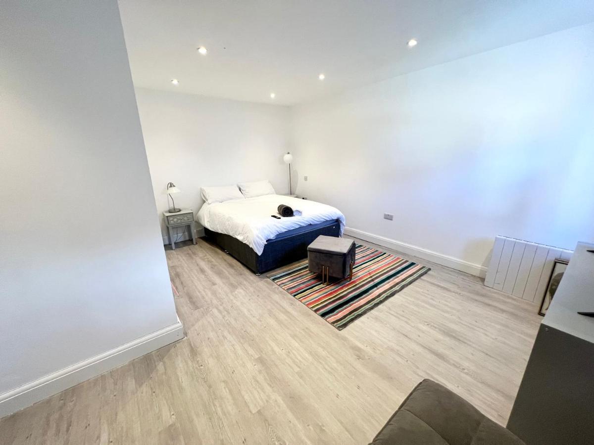 Cosy Trio: Flexible Stay Near Mall with Parking London Exterior photo