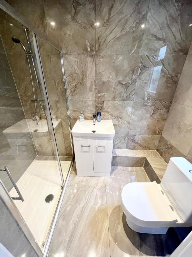 Cosy Trio: Flexible Stay Near Mall with Parking London Exterior photo