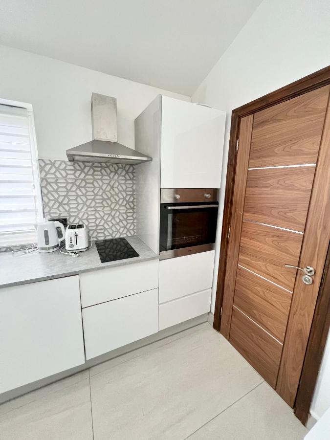 Cosy Trio: Flexible Stay Near Mall with Parking London Exterior photo
